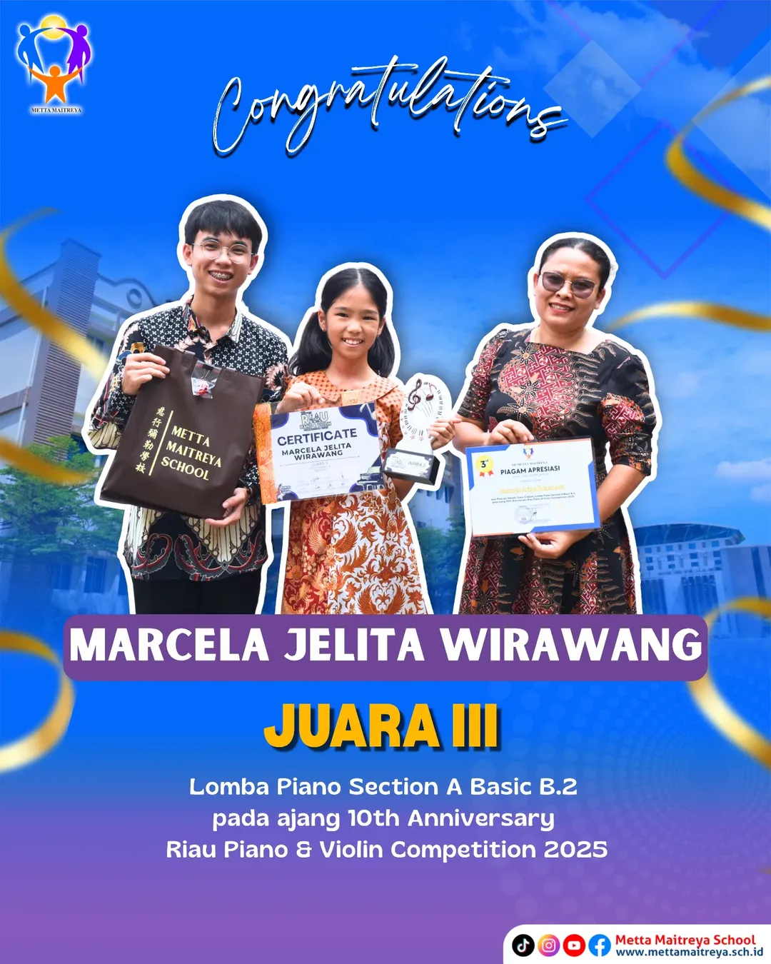 Penyerahan hadiah oleh Kepala Sekolah kepada Peserta Didik yang telah meraih Juara III Kategori Lomba Piano Section A Basic B2 pada ajang 10th Anniversary Riau Piano & Violin Competition 2025